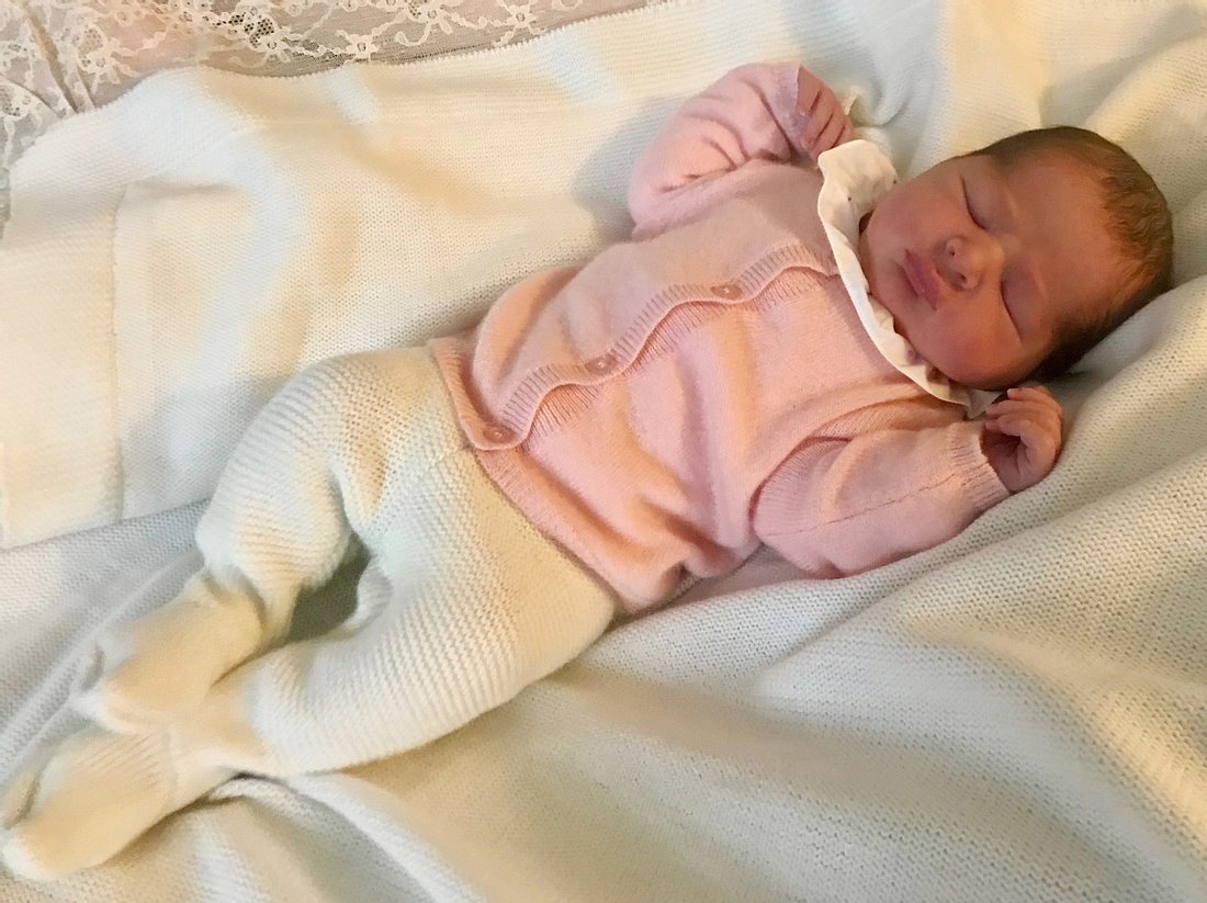 Der stolze Vater Chris O'Neill veröffentlichte nur wenige Stunden nach der
Geburt seiner Tochter dieses Foto. Madeleine von Schweden: Das erste Foto von ihrem Baby