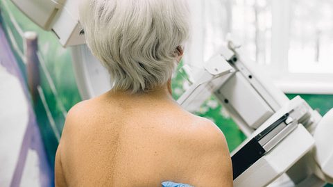 Brustkrebsvorsorge: Ab wann Frauen zum Mammographie-Screening gehen sollten. - Foto: Darunechka / iStock