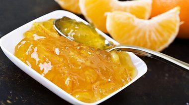 Selbstgemachte Mandarinenmarmelade nach Omas Rezept.  - Foto: bluehill75 / iStock
