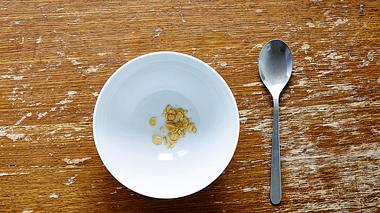 Woran lässt sich eine Mangelernährung erkennen? - Foto: Bernd Schwabedissen / iStock