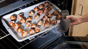 Maronen auf einem Backblech werden im Backofen geröstet. - Foto: patrickheagney / iStock