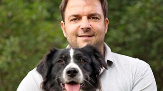 Martin Rütter mit Hündin Emma - Foto: MG RTL D / Mina TV