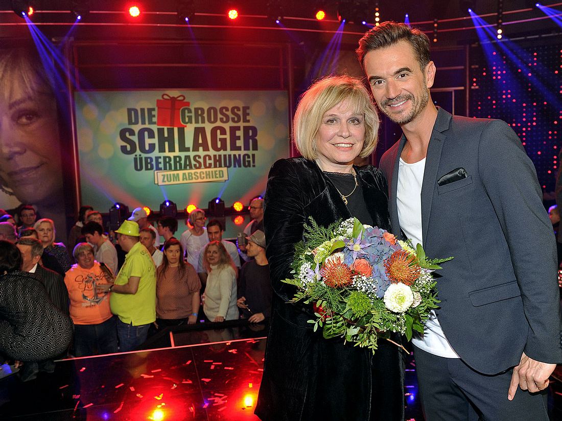 Florian Silbereisen hat Sängerin Mary Roos mit einer großen Überraschungsshow verabschiedet. Florian Silbereisen hat Sängerin Mary Roos mit einer großen Überraschungsshow verabschiedet.