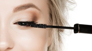 Frau trägt Mascara auf