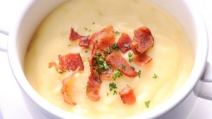 Cremige Meerrettich-Suppe mit Speck.  - Foto: sutsaiy / iStock