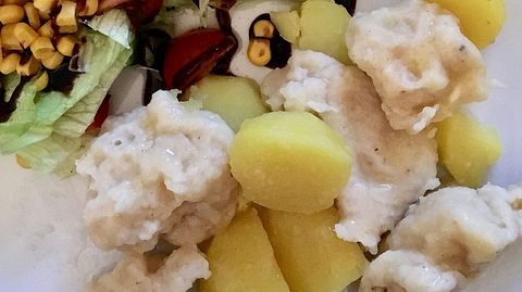 Mehlknepp mit Kartoffeln und Salat. - Foto: Liebenswert