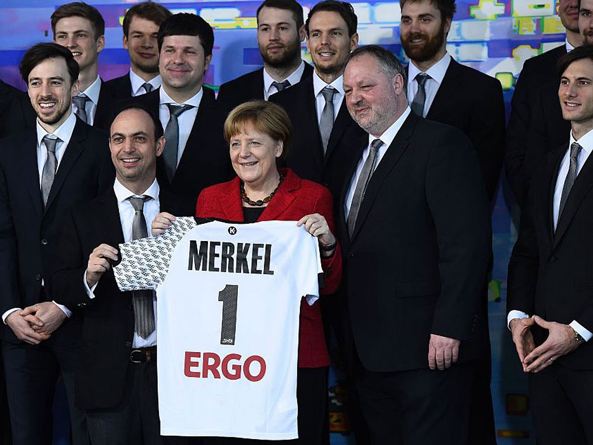 Die Handball-Europameister parodieren Angela Merkel.