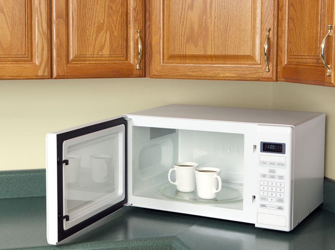 In einer Mikrowelle lassen sich nicht nur Mahlzeiten zubereiten und Kaffee erwärmen.