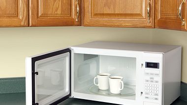 In einer Mikrowelle lassen sich nicht nur Mahlzeiten zubereiten und Kaffee erwärmen. - Foto: DonNichols / iStock