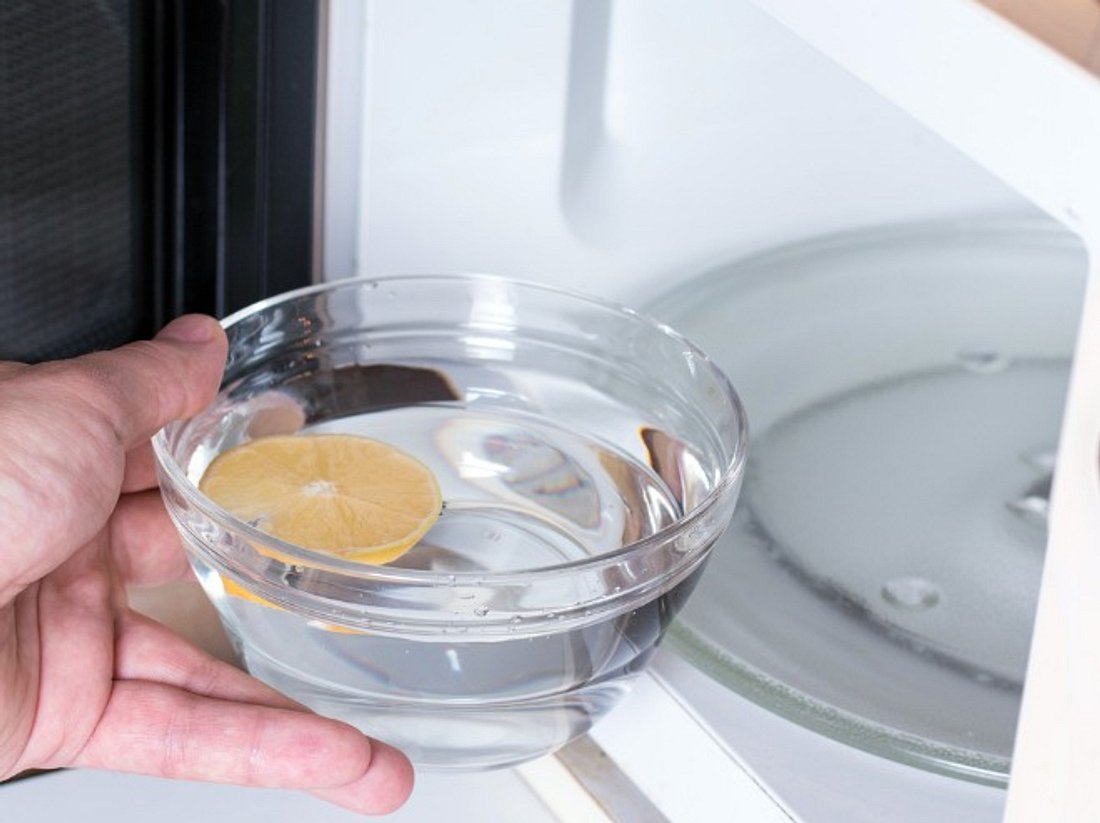 Mikrowelle mit Hausmitteln putzen: In zehn Minuten blitzblank