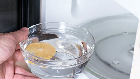 Mikrowelle mit Hausmitteln putzen: In zehn Minuten blitzblank - Foto: Qwart / iStock