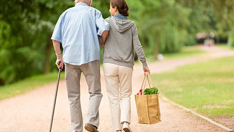 Wie spreche ich am besten mit meinen Eltern über eine Pflegekraft? - Foto: FredFroese / iStock