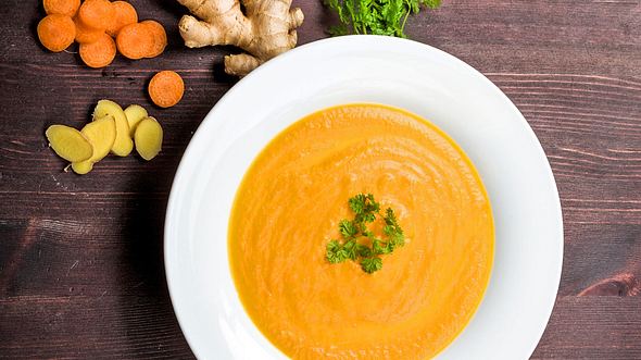 So bereiten Sie eine leckere Möhrensuppe mit Ingwer zu. - Foto: Christian-Fischer / iStock