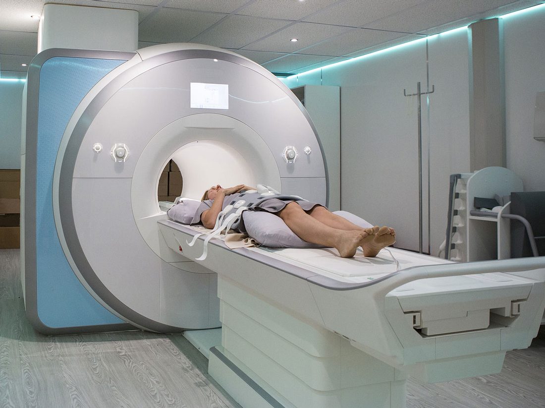 Eine Patientin wartet auf die Untersuchung mit der Kernspintomographie. MRT kann eine Alternative zum Röntgen sein