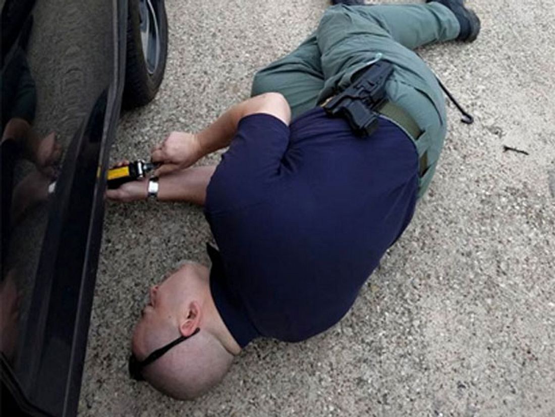 Die Polizei, dein Freund und Helfer. Die Polizei, dein Freund und Helfer.