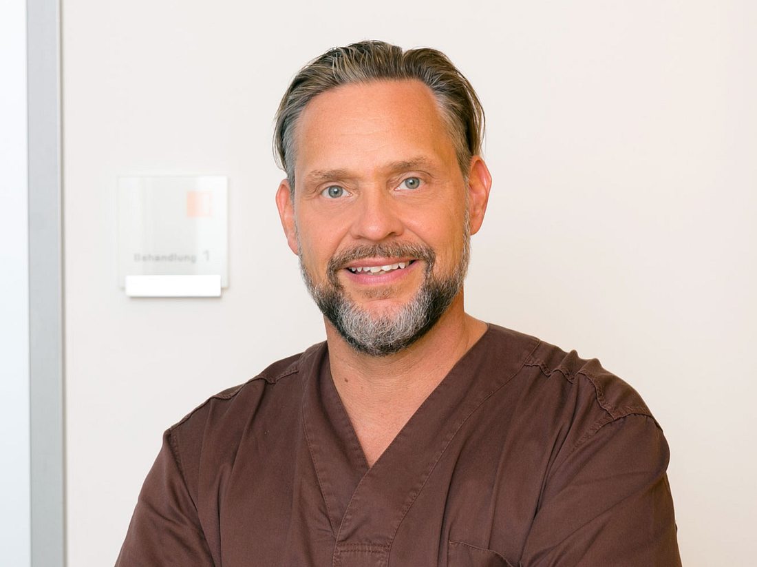 Dr. Jochen H. Schmidt, leitender Zahnarzt vom Carree Dental in Köln. Dr. Jochen H. Schmidt ist leitender Zahnarzt und Implantologe des Carree Dental in Köln.
