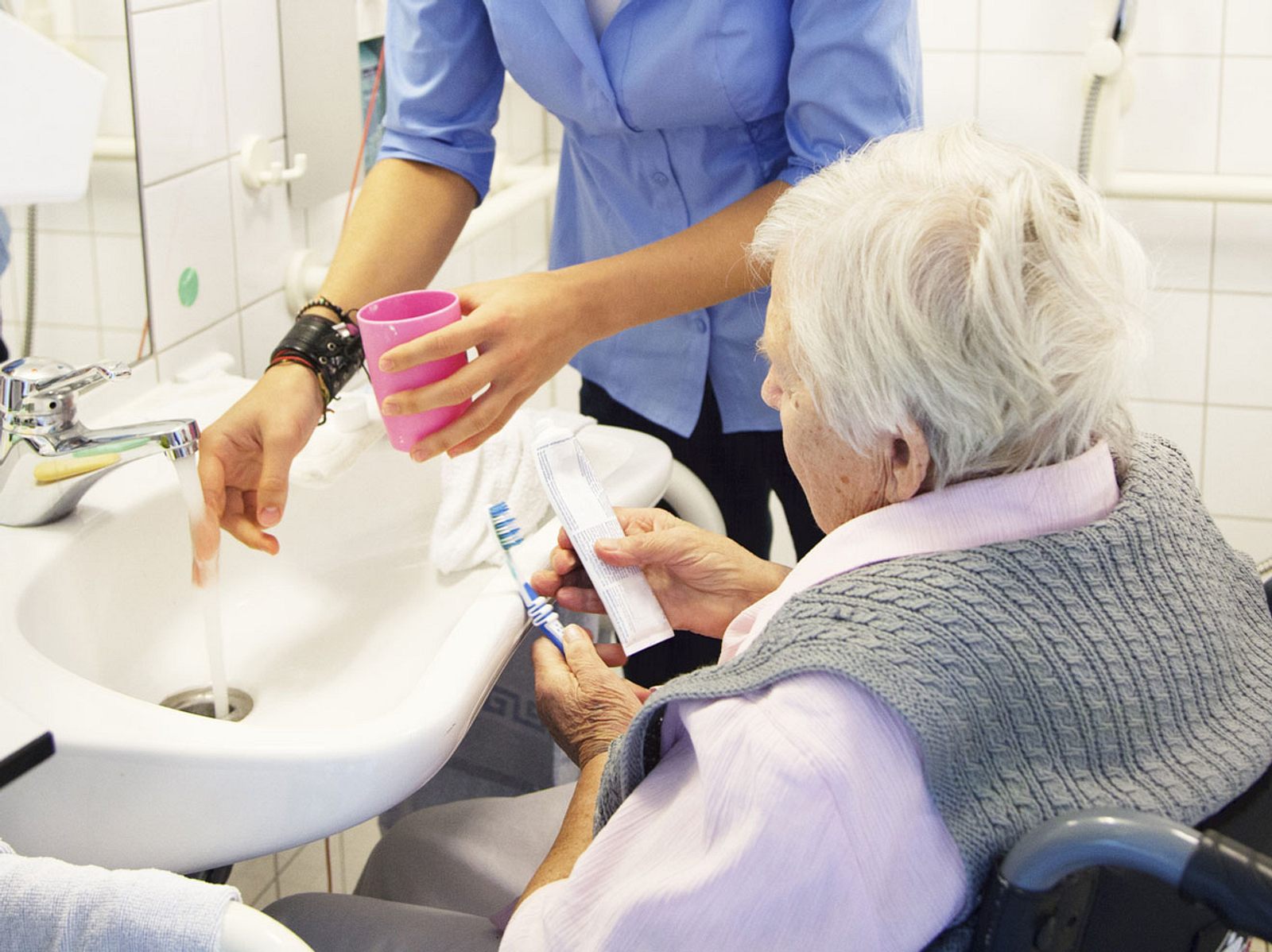 Zähneputzen bei Pflegebedürftigen: Tipps für die Mundhygiene