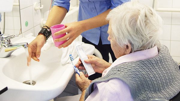 Zähneputzen bei Pflegebedürftigen: Tipps für die Mundhygiene - Foto: SilviaJansen / iStock