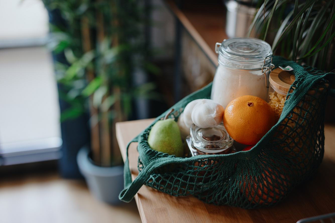 Nachhaltige Ernährung Obst und Vorratsgläser in wiederverwendbarer Stofftasche