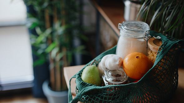 Obst und Vorratsgläser in wiederverwendbarer Stofftasche - Foto: iStock/Anchiy