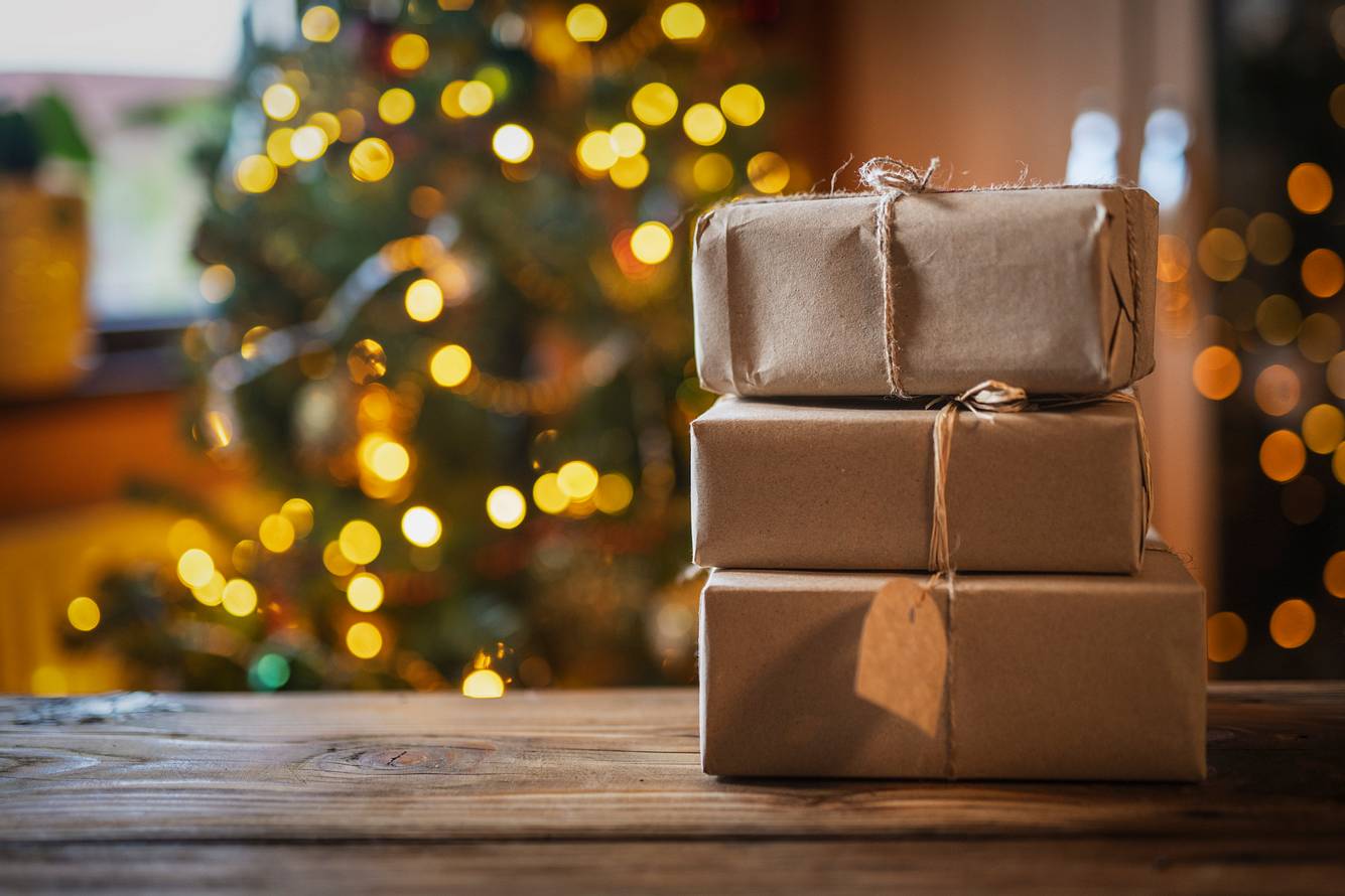 Nachhaltige Geschenke für viele Anlässe Nachhaltige Geschenke liegen eingepackt auf einem Holztisch