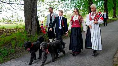 Nationalfeiertag in Norwegen mit der Kronprinzenfamilie am 17. Mai 2020. - Foto:  LISE ASERUD/GettyImages
