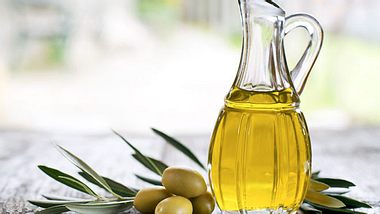 Eine Studie kommt zu dem Ergebnis, dass natives Olivenöl vor Alzheimer schützen kann. - Foto: dulezidar / iStock