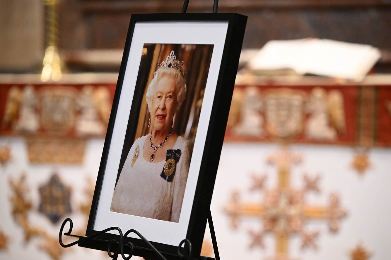 Ein gerahmtes Foto der verstorbenen Queen in einer Kirche.