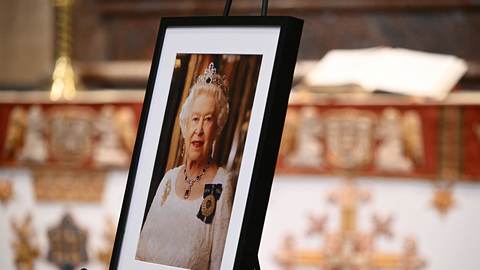 Ein gerahmtes Foto der verstorbenen Queen in einer Kirche. - Foto: IMAGO / AAP