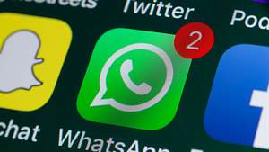 Ein Smartphone-Bildschirm mit der App WhatsApp. - Foto: iStock / stockcam