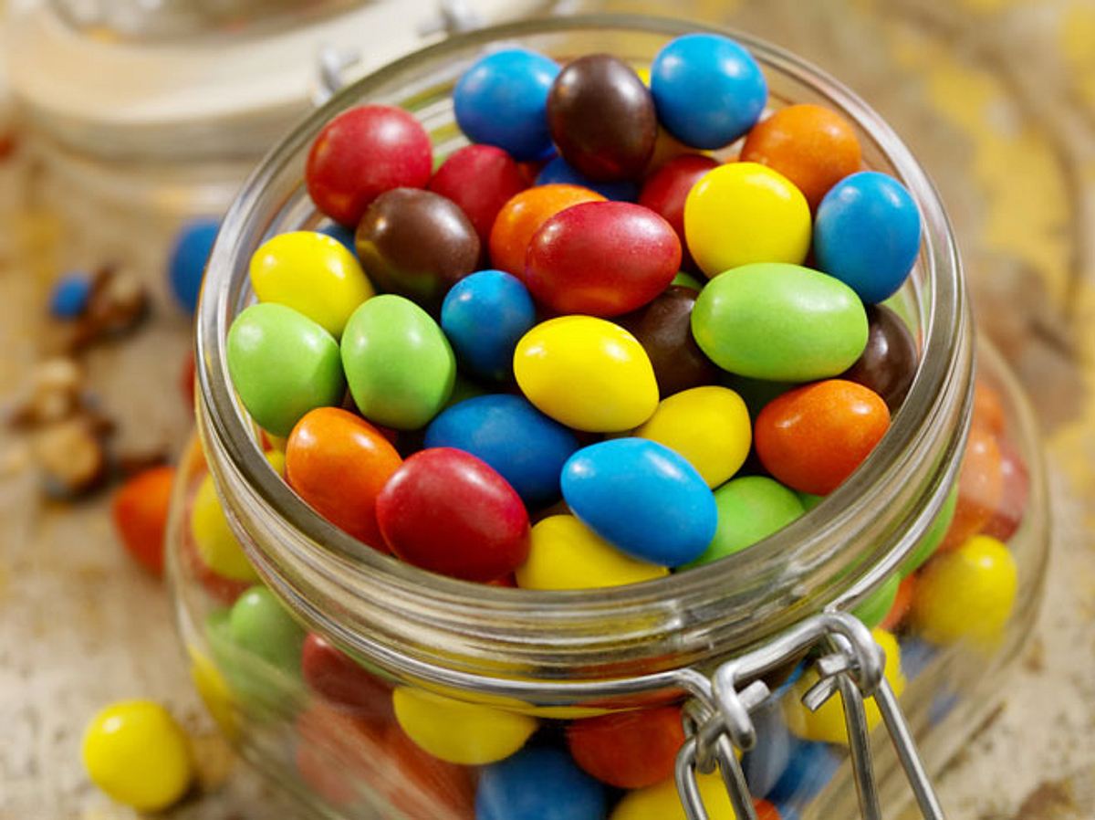 Rote Süßigkeiten und Marmeladen können eine versteckte tierische Zutat enthalten.
