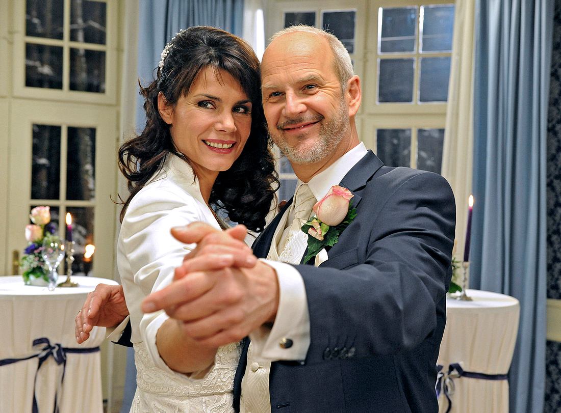 'Sturm der Liebe'-Hochzeit: Nicola Tiggeler alias Barbara mit Andreas Borcherding alias Götz Zastrow. 'Sturm der Liebe'-Hochzeit: Nicola Tiggeler alias Barbara mit Andreas Borcherding alias Götz Zastrow.