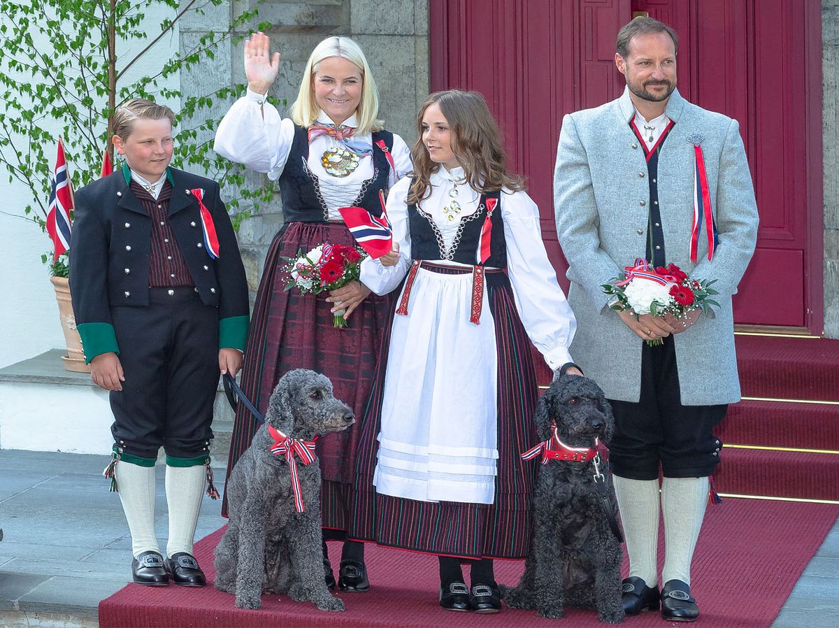 Die norwegische Königsfamilie und ihre Labradoodle