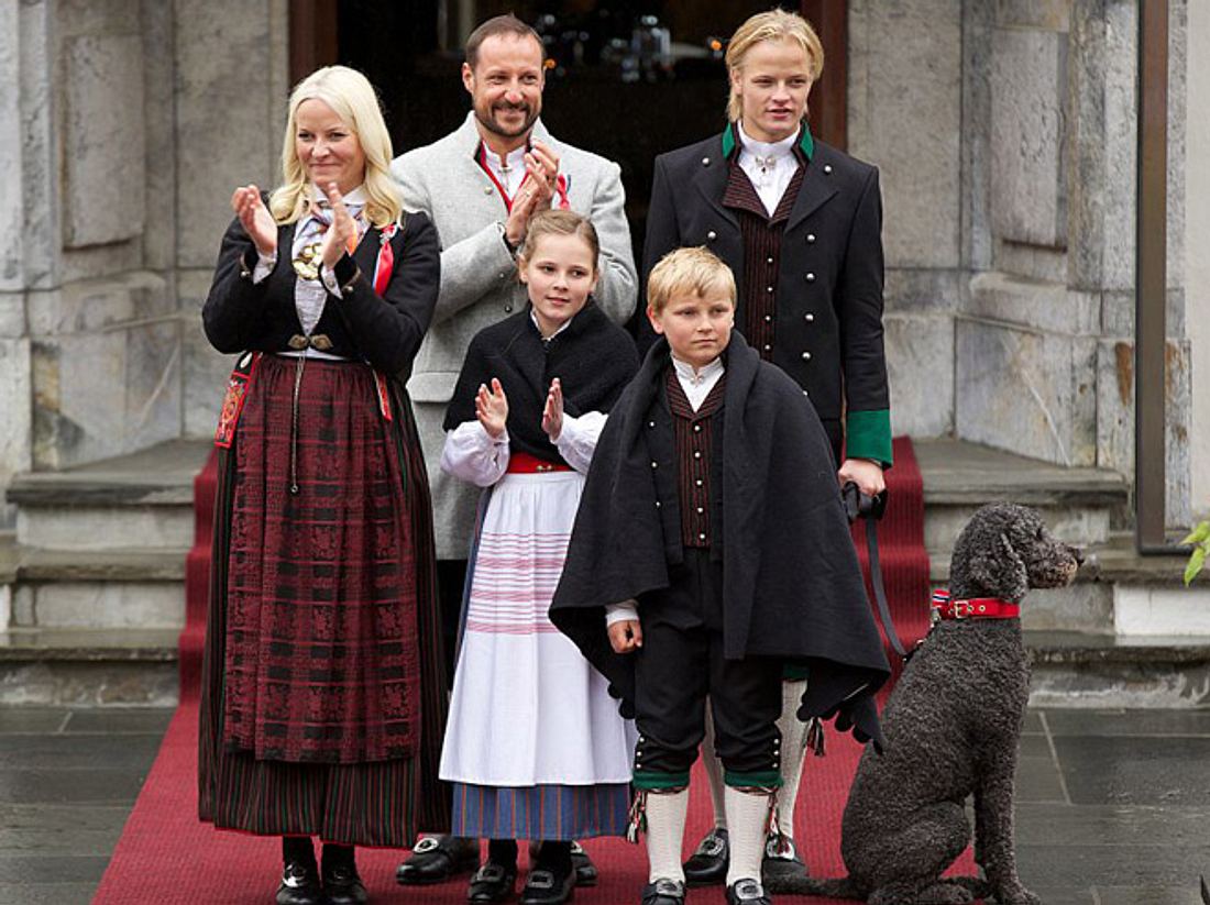 Die norwegische Familie um Kronprinz Haakon und Mette-Marit am norwegischen Nationalfeiertag.