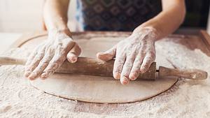 So geht original italienischer Pizzateig. - Foto: Poike/iStock