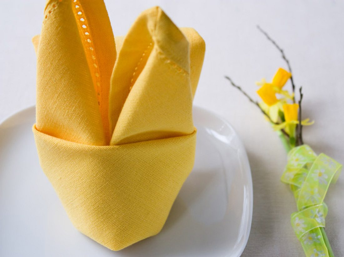 Serviette falten zu Ostern leicht gemacht. Probieren Sie diese süßen Häschen.