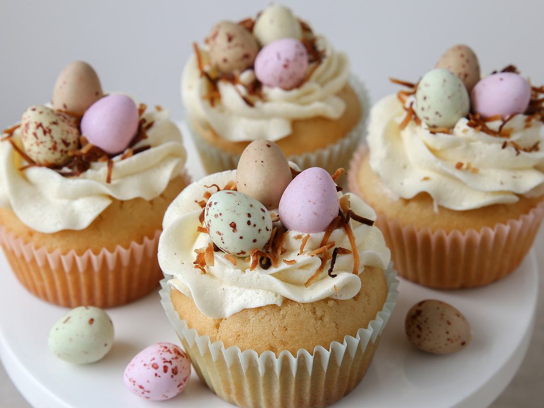 Ostercupcakes mit Buttercreme und Zuckereiern Ostercupcakes mit Buttercreme und Zuckereiern