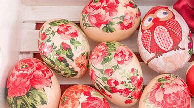 Ostereier färben mit Seidentüchern - Foto: Creative-Family / iStock