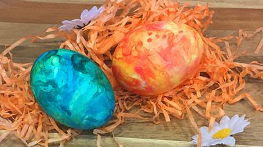 Ostereier bekommen mit Rasierschaum und Lebensmittelfarbe eine marmorierte Optik.