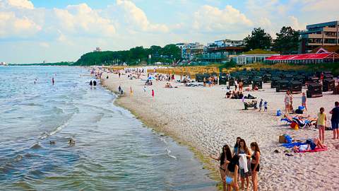 Ostsee-Urlauber haben es aktuell nicht leicht - Foto: iStock/geogif