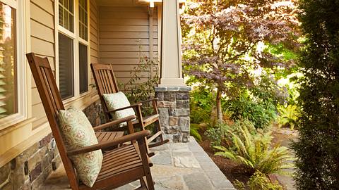 Outdoor Schaukelstuhl auf einer Veranda. - Foto: iStock/ chuckcollier