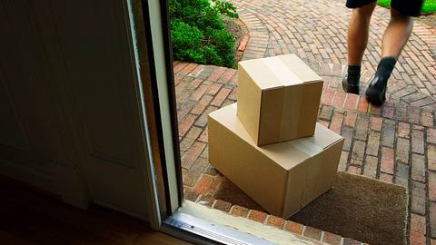 Paketdienst - Foto: stevecoleimages/iStock