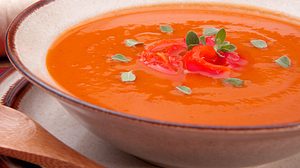 Das Rezept für eine leckere Paprika-Hack-Suppe. - Foto: evgenyb / iStock 