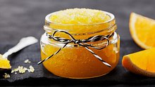 Peeling selber machen: Das Rezept für Zuckerpeeling mit Orange - Foto: Julia_Sudnitskaya / iStock