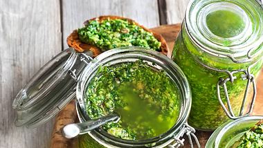 Ein leckeres Pesto lässt sich schnell selber machen. - Foto: Karaidel / iStock