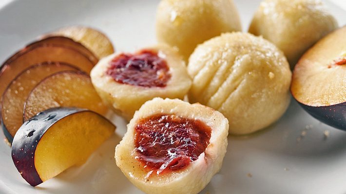 Pflaumenknödel auf einem Teller.  - Foto: Yummy pic / iStock