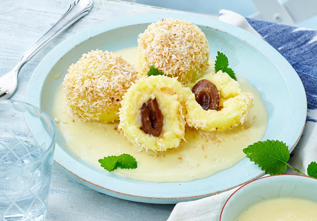 Pflaumenknödel mit Vanillesoße. Pflaumenknödel mit Kokos.