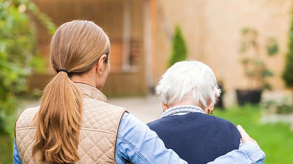 Frau stützt alte Frau. - Foto: iStock/Obencem