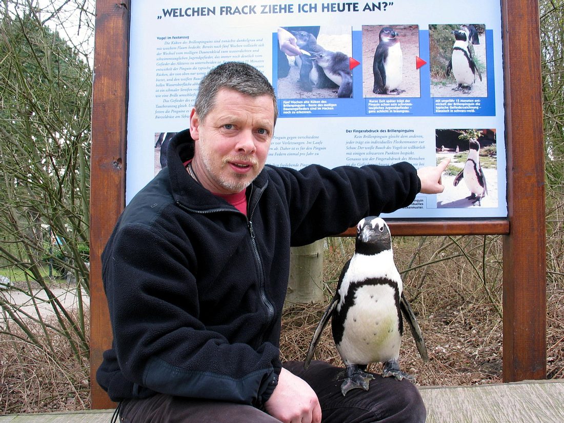 Pfleger Peter Vollbracht mit Sandy. Pfleger Peter Vollbracht mit Sandy.