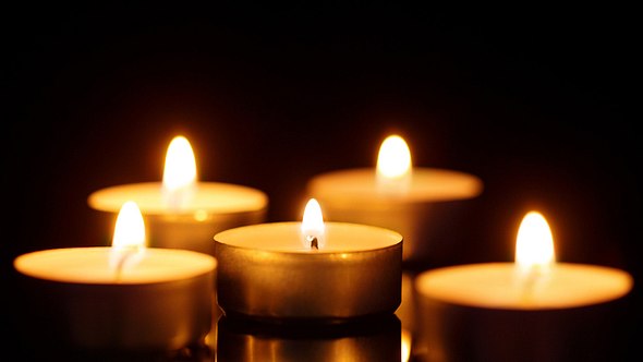 5 brennende Kerzen versinnbildlichen die 5 Phasen der Trauer - Foto: Marat Musabirov / iStock